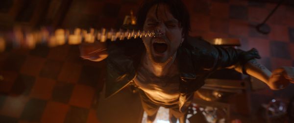 ▲《絕命終結站&nbsp;血脈》直接在71歲演員身上點燃火焰。（圖／華納提供）