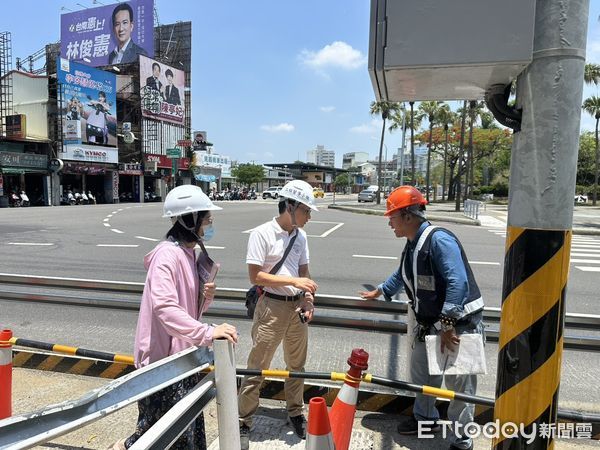 ▲台南市教育局派員會勘北區公園國小通學步道缺失情形，限期2週內完成改善，確保學童安全通行。（記者林東良翻攝，下同）