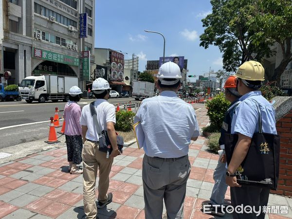 ▲台南市教育局派員會勘北區公園國小通學步道缺失情形，限期2週內完成改善，確保學童安全通行。（記者林東良翻攝，下同）