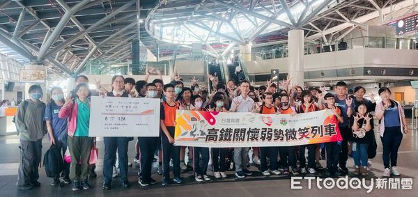 ▲高鐵台南站站務人員引導啟聰學校師生搭乘高鐵北上，展開一日台北之旅，體驗豐富人文與交通教育。（記者林東良翻攝，下同）