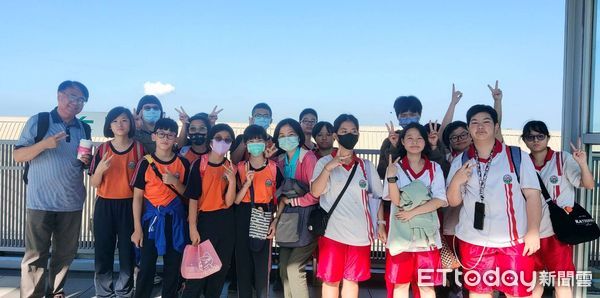 ▲高鐵台南站站務人員引導啟聰學校師生搭乘高鐵北上，展開一日台北之旅，體驗豐富人文與交通教育。（記者林東良翻攝，下同）