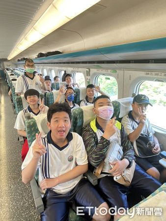 ▲高鐵台南站站務人員引導啟聰學校師生搭乘高鐵北上，展開一日台北之旅，體驗豐富人文與交通教育。（記者林東良翻攝，下同）