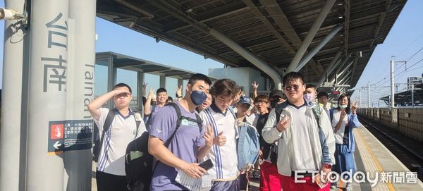 ▲高鐵台南站站務人員引導啟聰學校師生搭乘高鐵北上，展開一日台北之旅，體驗豐富人文與交通教育。（記者林東良翻攝，下同）