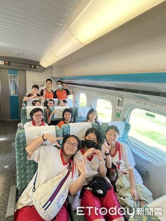 ▲高鐵台南站站務人員引導啟聰學校師生搭乘高鐵北上，展開一日台北之旅，體驗豐富人文與交通教育。（記者林東良翻攝，下同）