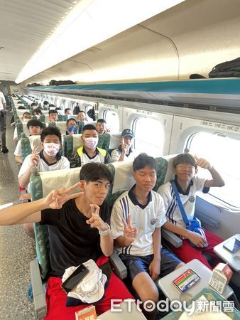 ▲高鐵台南站站務人員引導啟聰學校師生搭乘高鐵北上，展開一日台北之旅，體驗豐富人文與交通教育。（記者林東良翻攝，下同）