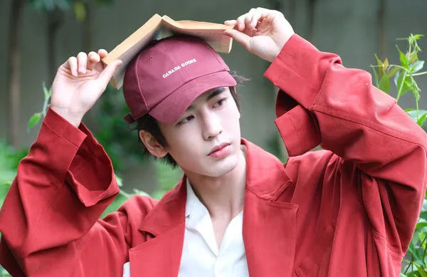 ▲張凌赫紳士舉動引起討論。（圖／翻攝張凌赫微博）