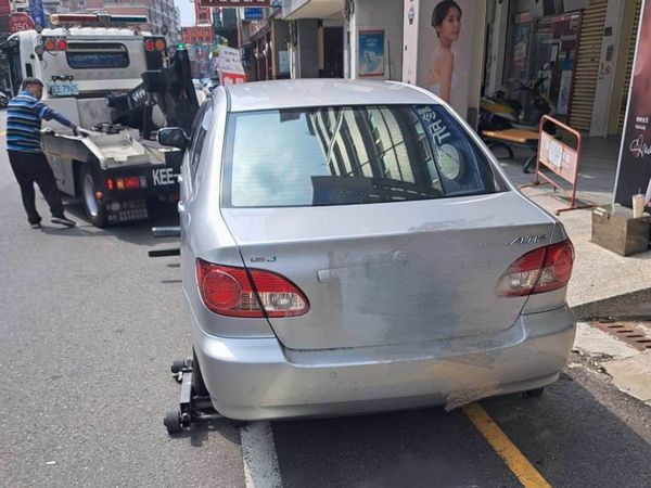 ▲彰化警方拖吊違停車，車主可在安全區域內攔車放行。（資料圖／警方提供）