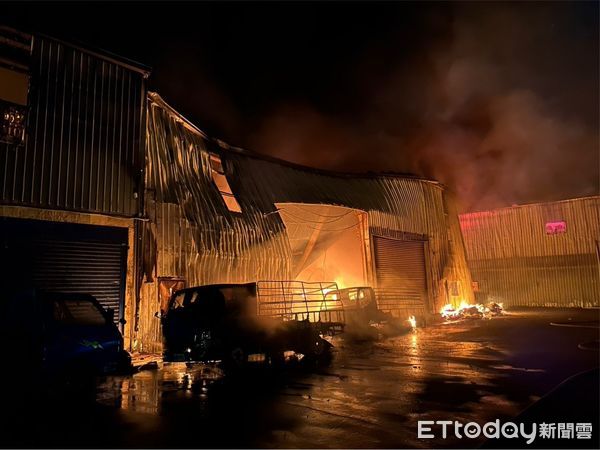 ▲▼桃園鐵皮資收廠深夜燃燒　119湧大量報案！消防出動60人灌救。（圖／記者沈繼昌翻攝）