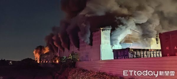 ▲▼桃園鐵皮資收廠深夜燃燒　119湧大量報案！消防出動60人灌救。（圖／記者沈繼昌翻攝）