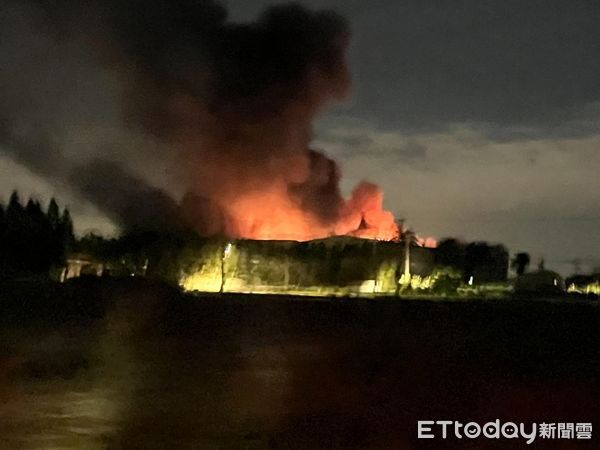 ▲▼桃園鐵皮資收廠深夜燃燒　119湧大量報案！消防出動60人灌救。（圖／記者沈繼昌翻攝）