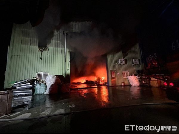 ▲▼桃園鐵皮資收廠深夜燃燒　119湧大量報案！消防出動60人灌救。（圖／記者沈繼昌翻攝）