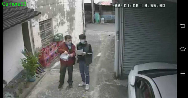 番仔路居民已被海量訴訟壓得身心俱疲，其中建商代表（左）曾拿著一份法院裁定要求住戶（右）趕緊搬家，否則將面臨巨額求償。（圖／翻攝自番仔路自救會臉書粉絲團）