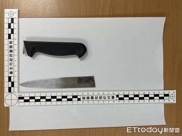 ▲▼好友3人桃園北上喝酒，他當街口角兄弟檔遭追砍，連水果刀都砍斷。（圖／記者邱中岳翻攝）