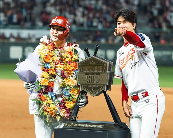 ▲崔廷（左）達成500轟，金廣鉉（右）獻上祝福。（圖／SSG登陸者IG）
