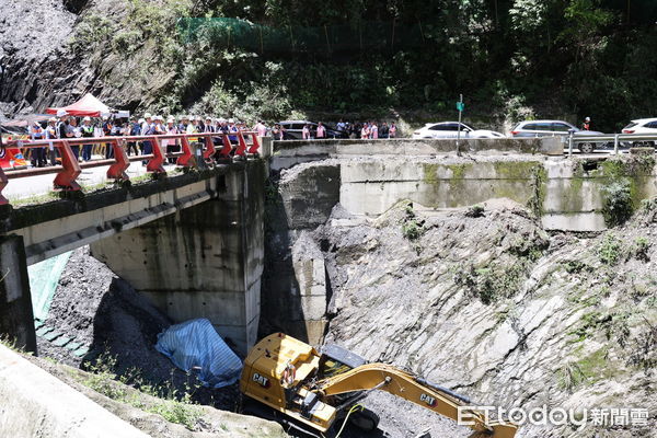 ▲投85線平靜橋復建工程進度超前 許縣長視察宣誓落實職安。（圖／南投縣政府提供）