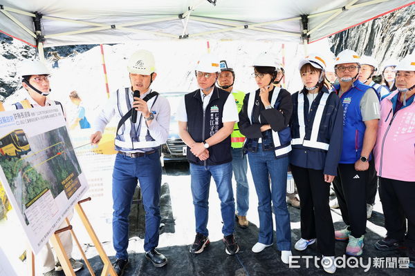 ▲投85線平靜橋復建工程進度超前 許縣長視察宣誓落實職安。（圖／南投縣政府提供）
