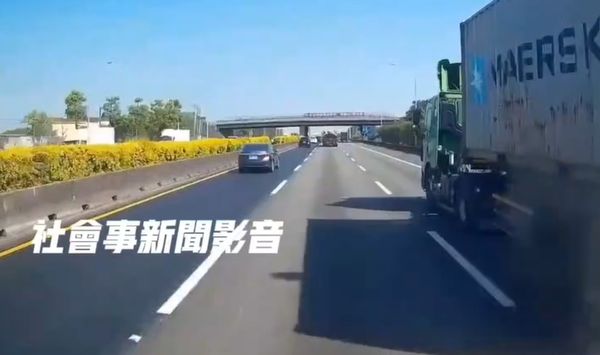 ▲國道1號仁德路段貨櫃車疑似爆胎，胎皮噴飛畫面曝光，警方呼籲車主平日務必落實車輛保養檢查。（圖／翻攝自社會事新聞影音，下同）
