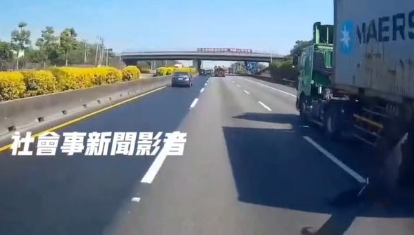▲國道1號仁德路段貨櫃車疑似爆胎，胎皮噴飛畫面曝光，警方呼籲車主平日務必落實車輛保養檢查。（圖／翻攝自社會事新聞影音，下同）