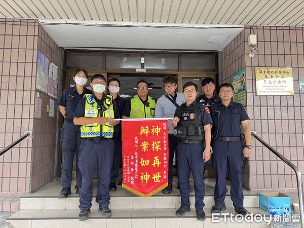 ▲李姓男子製作錦旗感謝民生派出所員警找回他遺失眼鏡            。（圖／記者陳崑福翻攝）