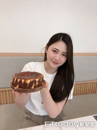 ▲台南人氣甜點店「芙拉咖啡」以軟心巴斯克蛋糕打響知名度，創辦人黃筱涵靠政府貸款成功創業並預計拓點藍晒圖。（記者林東良翻攝，下同）
