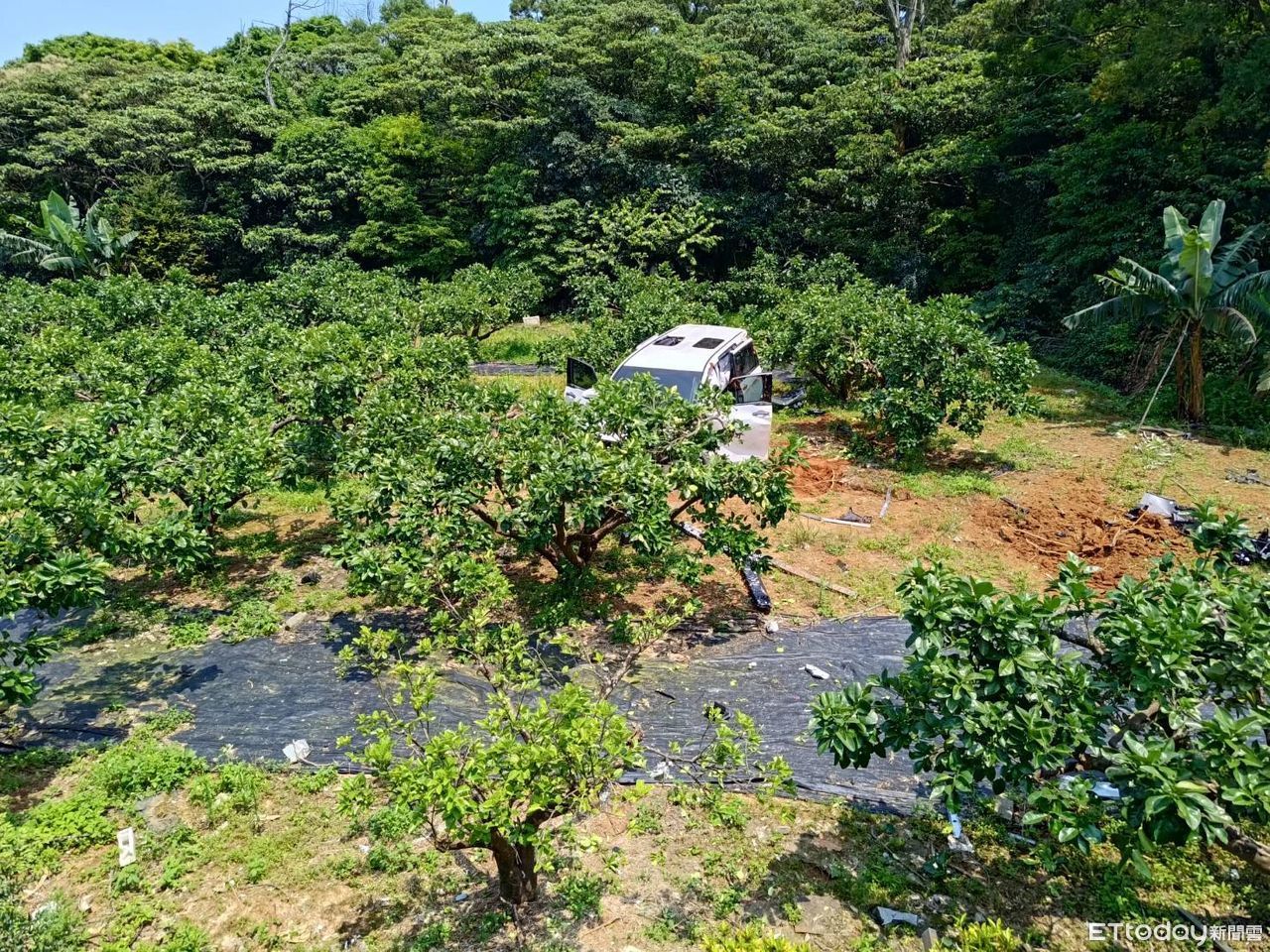快訊／2貴婦林口驚魂！打完小白球駕車衝分隔島墜邊坡送醫