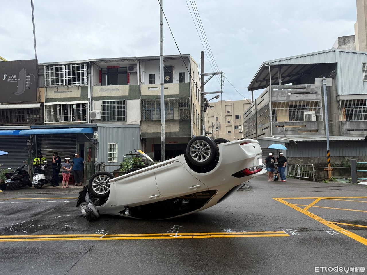 又是酒駕！台中男撞公車站牌翻覆　後方女駕駛衰遭撞