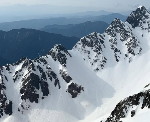 ▲▼日本飛驒山脈雪崩「3人活埋」！6旬翁喪命。（圖／翻攝自北穗高小屋）