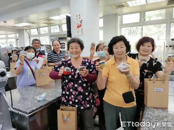 ▲嘉藥餐旅系學生指導西港長輩進行芝麻點心製作，教室內洋溢溫馨氣氛。（記者林東良翻攝，下同）