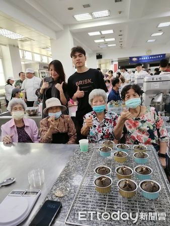 ▲嘉藥餐旅系學生指導西港長輩進行芝麻點心製作，教室內洋溢溫馨氣氛。（記者林東良翻攝，下同）
