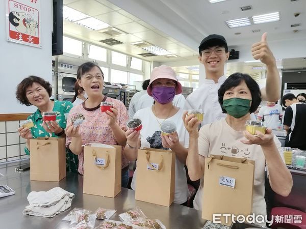 ▲嘉藥餐旅系學生指導西港長輩進行芝麻點心製作，教室內洋溢溫馨氣氛。（記者林東良翻攝，下同）