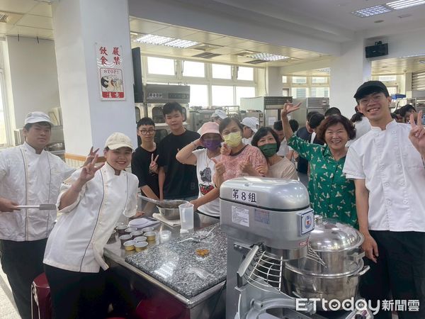 ▲嘉藥餐旅系學生指導西港長輩進行芝麻點心製作，教室內洋溢溫馨氣氛。（記者林東良翻攝，下同）