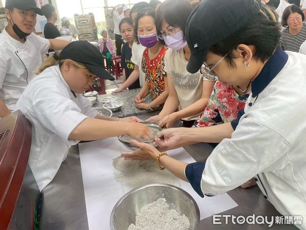 ▲嘉藥餐旅系學生指導西港長輩進行芝麻點心製作，教室內洋溢溫馨氣氛。（記者林東良翻攝，下同）