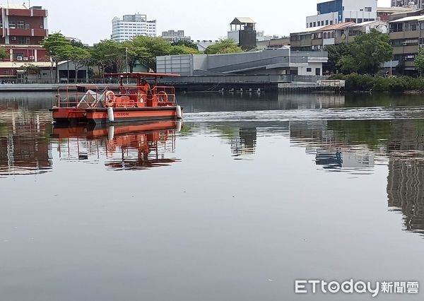 ▲為迎接國際龍舟賽，環保局日夜出動清理安平運河水面垃圾與死魚，並監控水質。（記者林東良翻攝，下同）