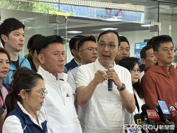 ▲國民黨於台北市議會前舉辦罷吳活動。（圖／記者鄭佩玟攝）