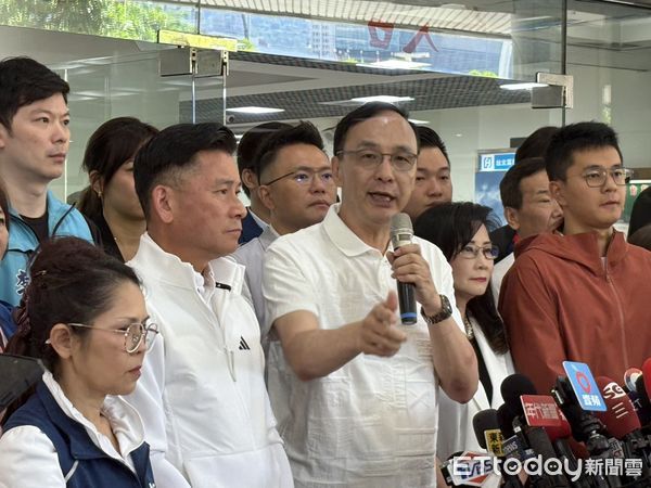 ▲國民黨於台北市議會前舉辦罷吳活動。（圖／記者鄭佩玟攝）