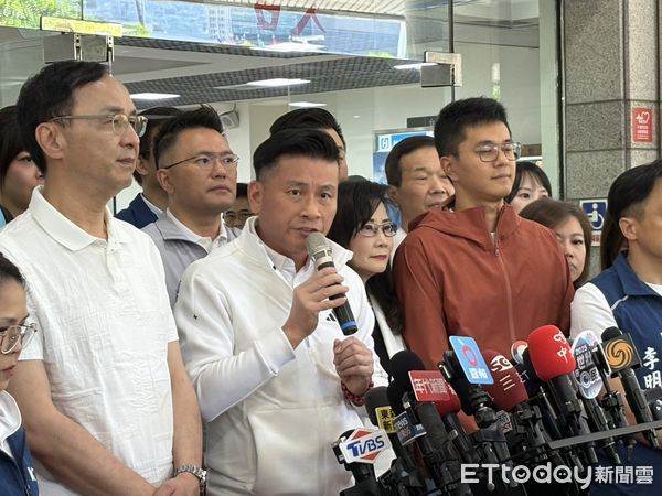 ▲國民黨於台北市議會前舉辦罷吳活動。（圖／記者鄭佩玟攝）