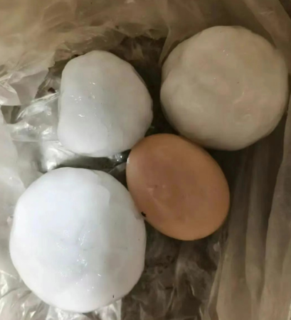 ▲▼北京冰雹比鴨蛋還大。（圖／翻攝自微博）