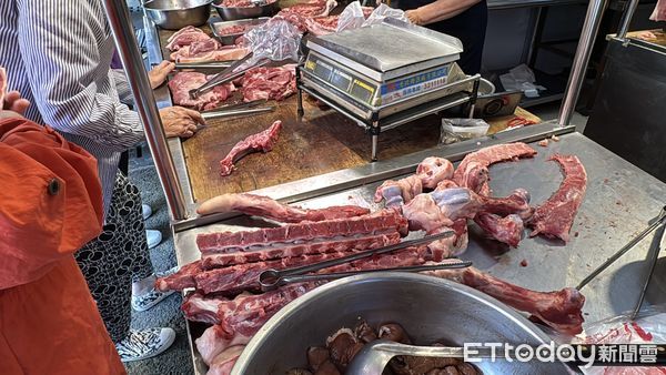 ▲豬肉攤,豬肉,排骨,早市 。（圖／記者吳世龍攝）