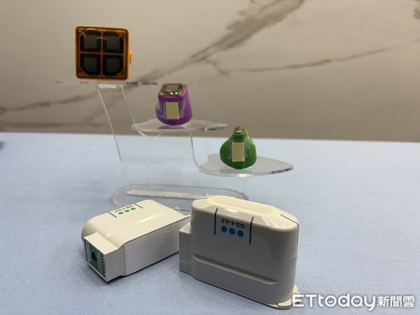 ▲▼食藥署記者會提醒電波除皺及超音波拉提治療須知，前方為音波探頭，後方為電波彈頭，醫美示意圖。（圖／記者洪巧藍攝）