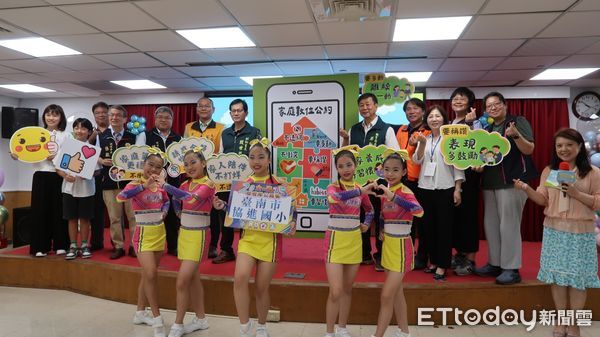 ▲台南市副祕書長殷世熙、教育局長鄭新輝與家長代表共同簽署「家庭數位公約」，呼籲拒當低頭族、找回親子時光。（記者林東良翻攝，下同）