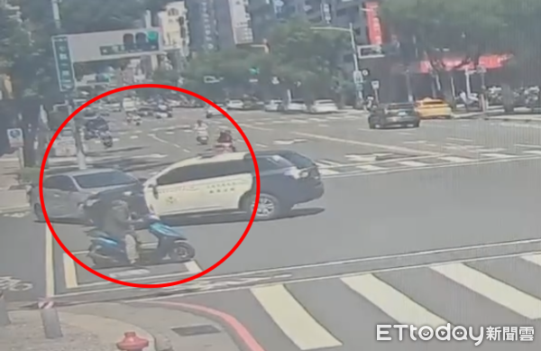 ▲▼快訊／才剛處理完車禍！高雄警車遭逆向車猛撞　車頭凹陷慘毀。（圖／記者賴文萱翻攝）