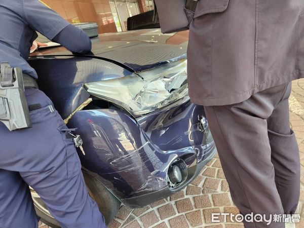 ▲▼快訊／才剛處理完車禍！高雄警車遭逆向車猛撞　車頭凹陷慘毀。（圖／記者賴文萱翻攝）