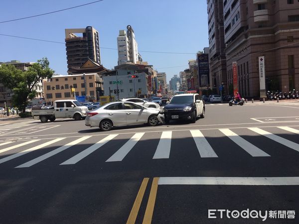 ▲▼快訊／才剛處理完車禍！高雄警車遭逆向車猛撞　車頭凹陷慘毀。（圖／記者賴文萱翻攝）