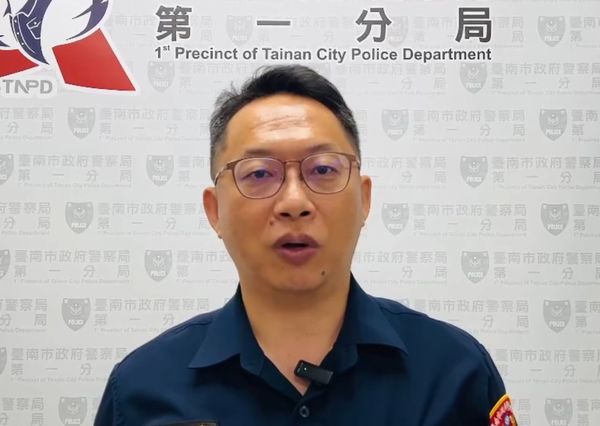 ▲台南裕信路12日中午發生自小客車追撞事故，所幸雙方無人受傷，肇責待釐清。（圖／翻攝自社會事新聞影音）