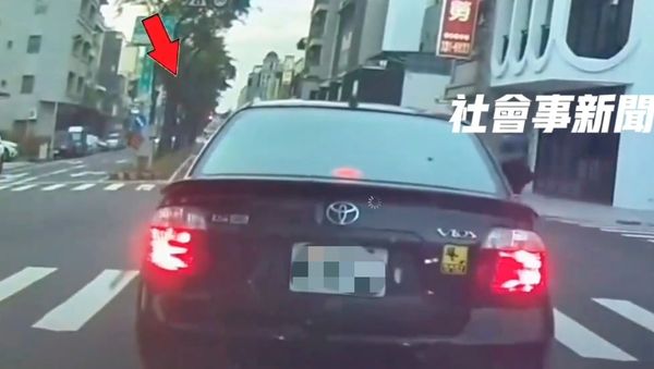 ▲台南裕信路12日中午發生自小客車追撞事故，所幸雙方無人受傷，肇責待釐清。（圖／翻攝自社會事新聞影音）