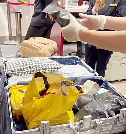 ▲德國籍D姓婦女今年3月間入境桃園機場第二航廈時，海關與安檢大隊人員當場開箱查驗其托運行李，查出夾帶第三級毒品K他命。（圖／航警局提供）