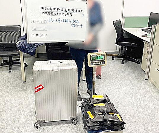 ▲德國籍D姓婦女今年3月間入境桃園機場，托運行李被查出夾帶13.2公斤K他命毒品，航警局偵訊後移送桃檢偵辦。（圖／航警局提供）