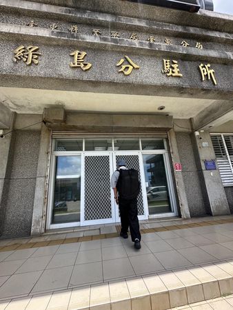 ▲威廉在綠島主動進入派出所投案接受偵查。（圖／翻攝臉書）