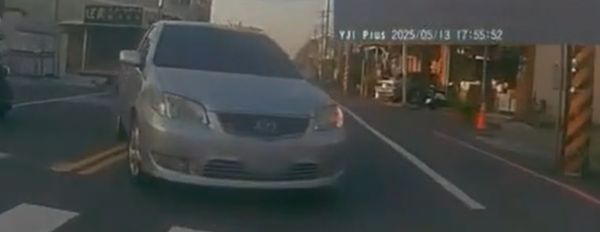 ▲網傳影片台南歸仁自小客車跨越雙黃線逆向行駛，警方已通知駕駛人到案說明並依法舉發。（圖／翻攝自社會事新聞影音）