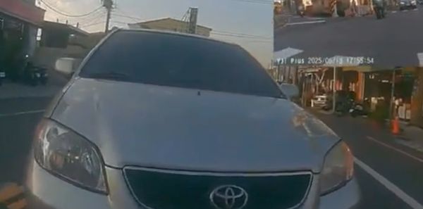 ▲網傳影片台南歸仁自小客車跨越雙黃線逆向行駛，警方已通知駕駛人到案說明並依法舉發。（圖／翻攝自社會事新聞影音）